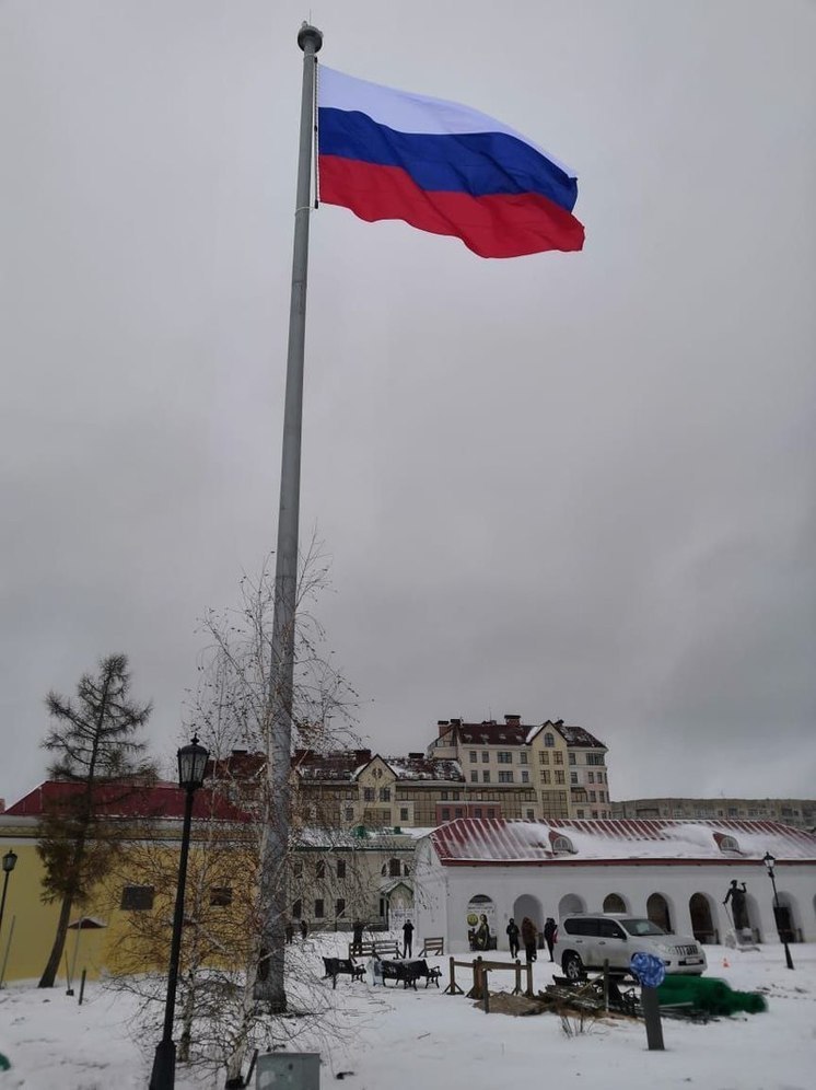 В Омске российский триколор подняли на самый высокий флагшток в регионе