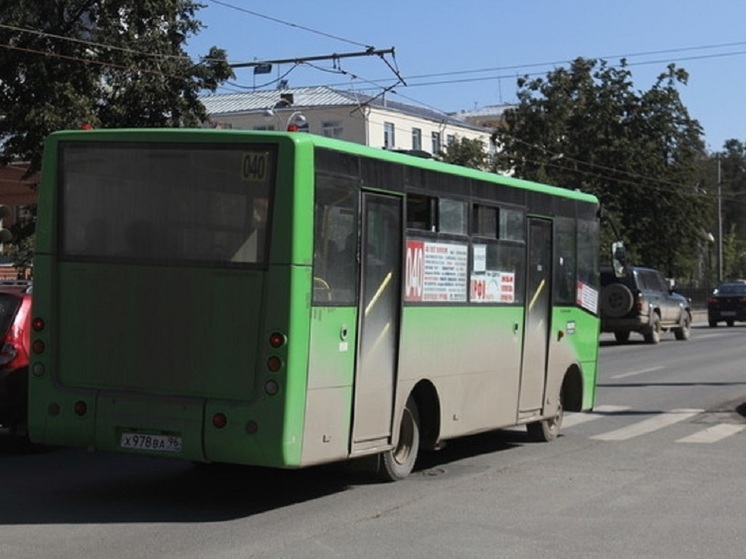 Мужчина с ребенком на руках напал на водителя автобуса в Екатеринбурге