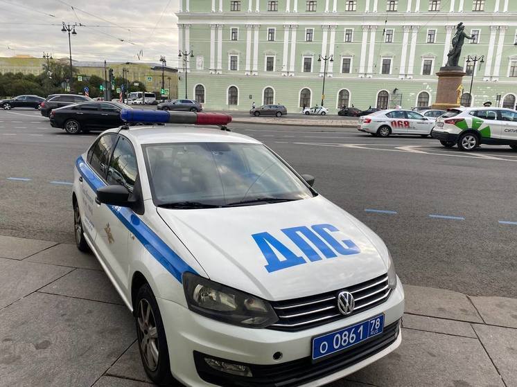 ГИБДД по Ленобласти помогла автолюбителям на трудных участках дороги