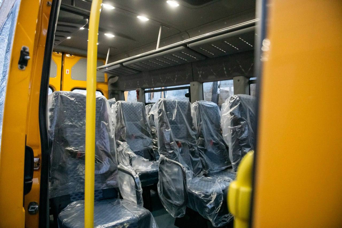 Губернатор Чибис передал муниципалитетам 12 автобусов для перевозки детей