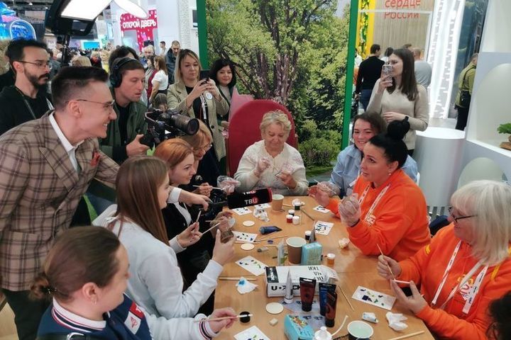 Представители Орловщины на выставке «Россия» проводят уроки росписи по дереву