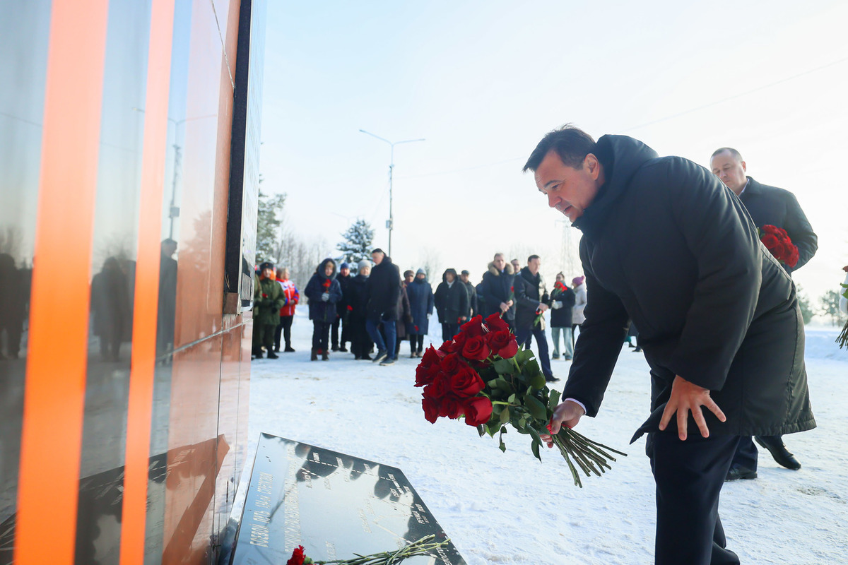 Андрей Воробьев возложил цветы к мемориалу «Рубеж обороны» в Протвино