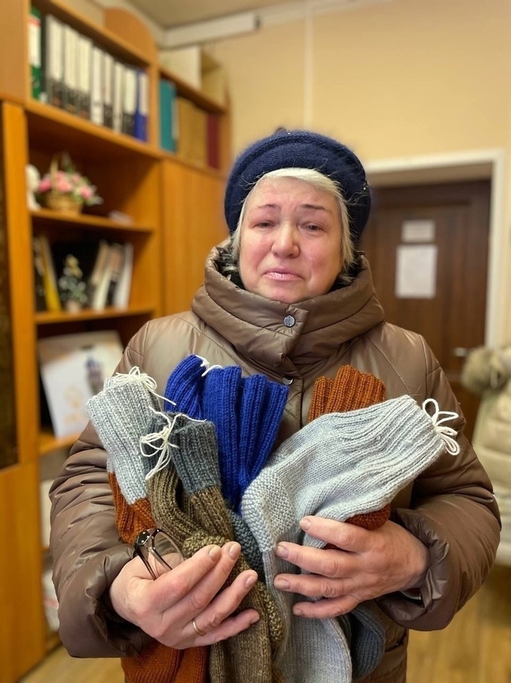 Серпуховичка связала теплые носки участникам СВО