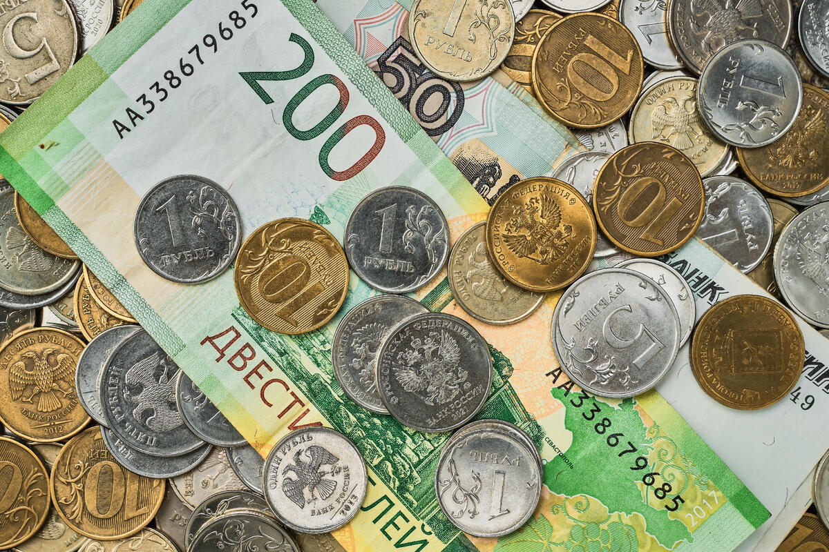 Уменьшиться ли зарплата из-за праздничных выходных? Ответ юриста