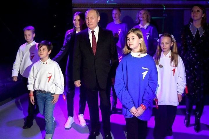 Орловская школьница встретилась с Владимиром Путиным на выставке «Россия»