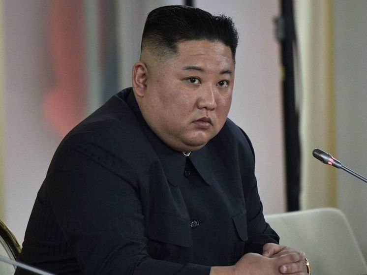 Ким Чен Ын попросил женщин больше рожать и разрыдался: видео