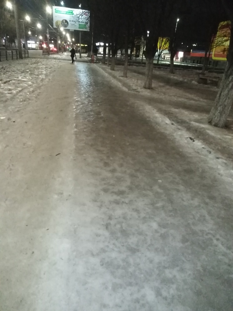 Саратовцы пожаловались на гололед у Каштановой аллеи