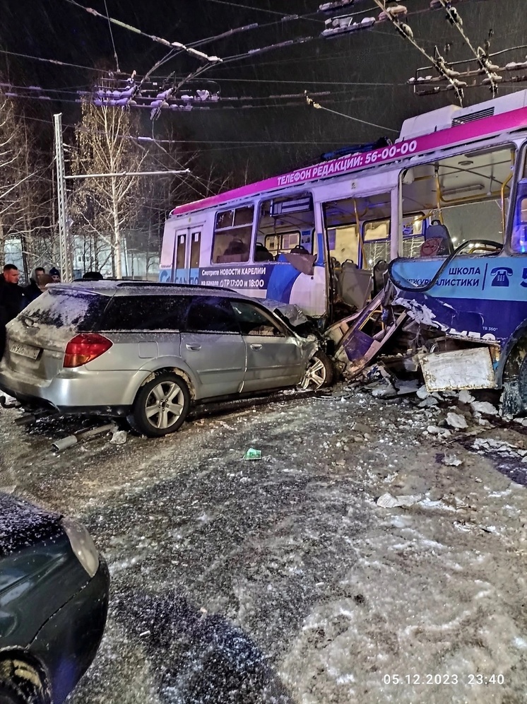 Иномарка на полной скорости влетела в троллейбус в Петрозаводске