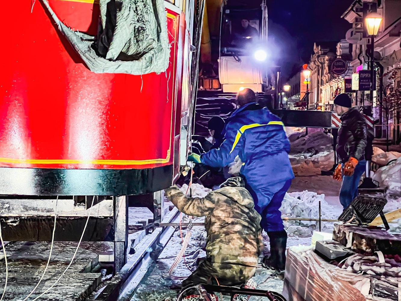 Эксклюзивные кадры трамвая на Трехсвятской в Твери: рабочие устанавливают его среди ночи