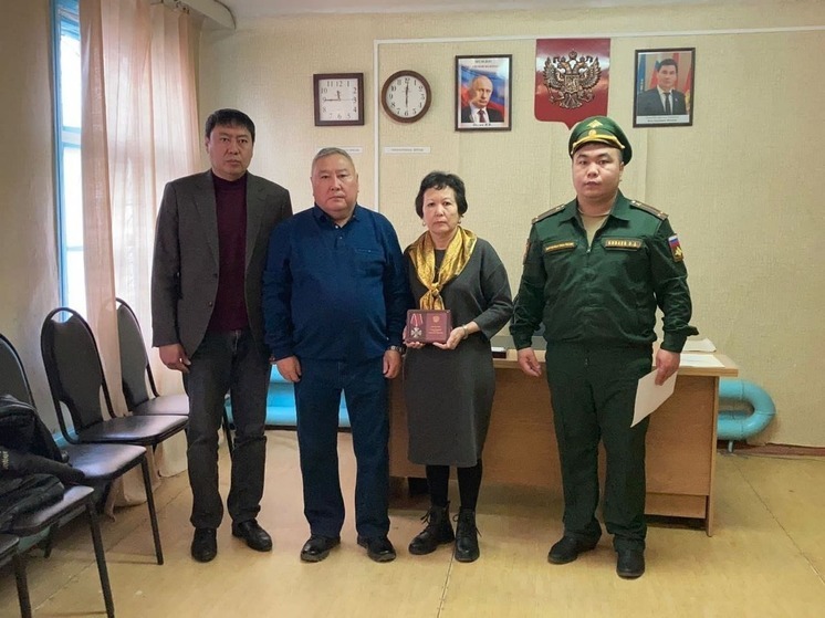 В Калмыкии родители получили награду за героически погибшего сына