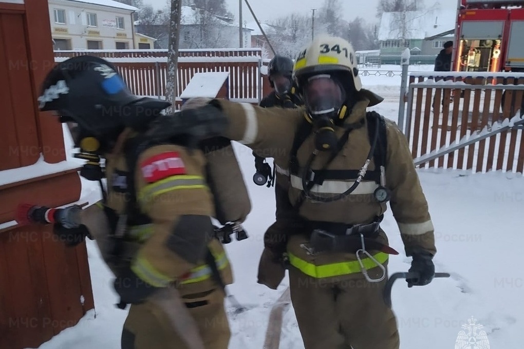 Костромские пожарные провели учения в церковном приходе