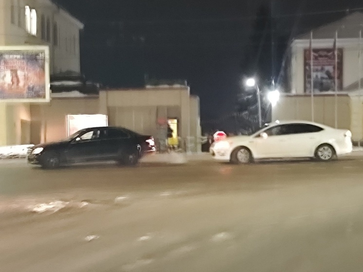 В Курске на Дзержинского столкнулись две легковушки