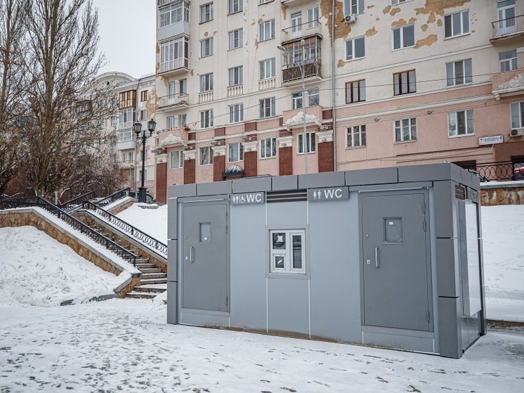 В Екатеринбурге появились туалетные кабинки по цене квартиры