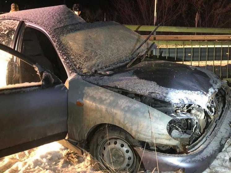 Один погиб, другой пострадал в ночном таране "Ланоса" дорожного ограждения под Пугачевом
