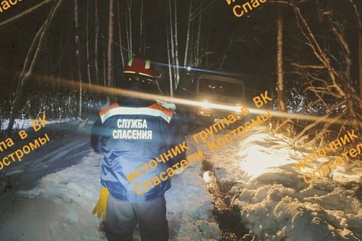 Костромские спасатели вызволили из снежного плена двух человек