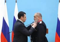 Помощник президента страны Дмитрий Миронов наградил 15 военнослужащих СВО