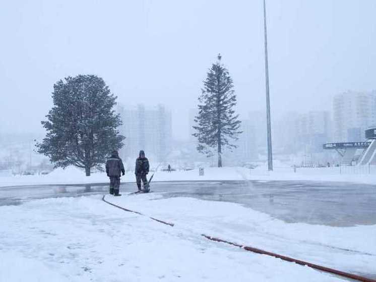 Каток рядом с Ледовым дворцом "Кузбасс" начали заливать в Кемерове