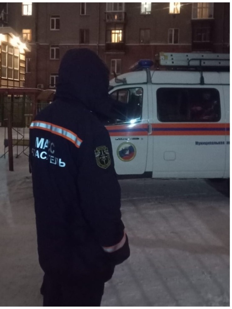 Тело женщины нашли спасатели в запертой квартире в Новосибирске