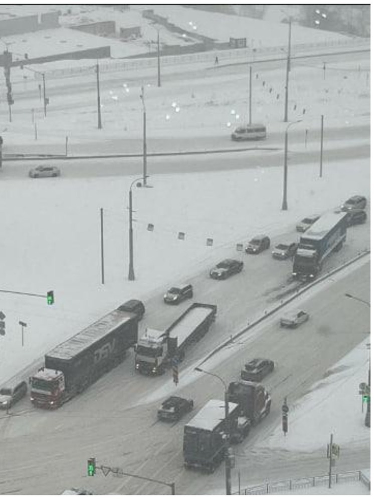 Новосибирск сковали 9-бальные пробки днем 5 декабря из-за снежного коллапса