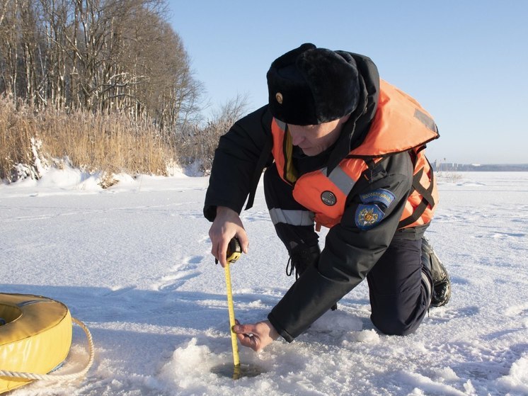 Любителям зимней рыбалки напомнили об опасности льда даже в морозы
