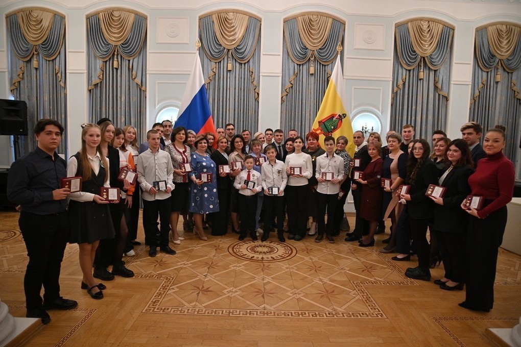 Губернатор Павел Малков вручил волонтёрам знаки «Доброволец Рязанской области»