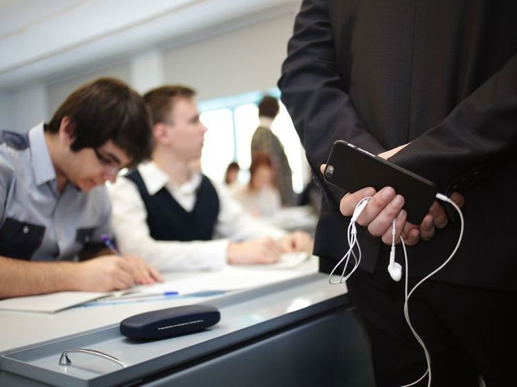 Дума одобрила законопроект о запрете использования телефонов на уроках