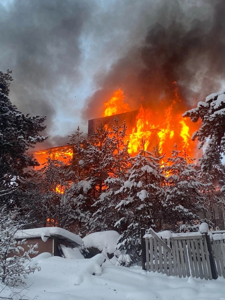 Семь часов тушили пожарные загоревшийся коттедж в Петрозаводске