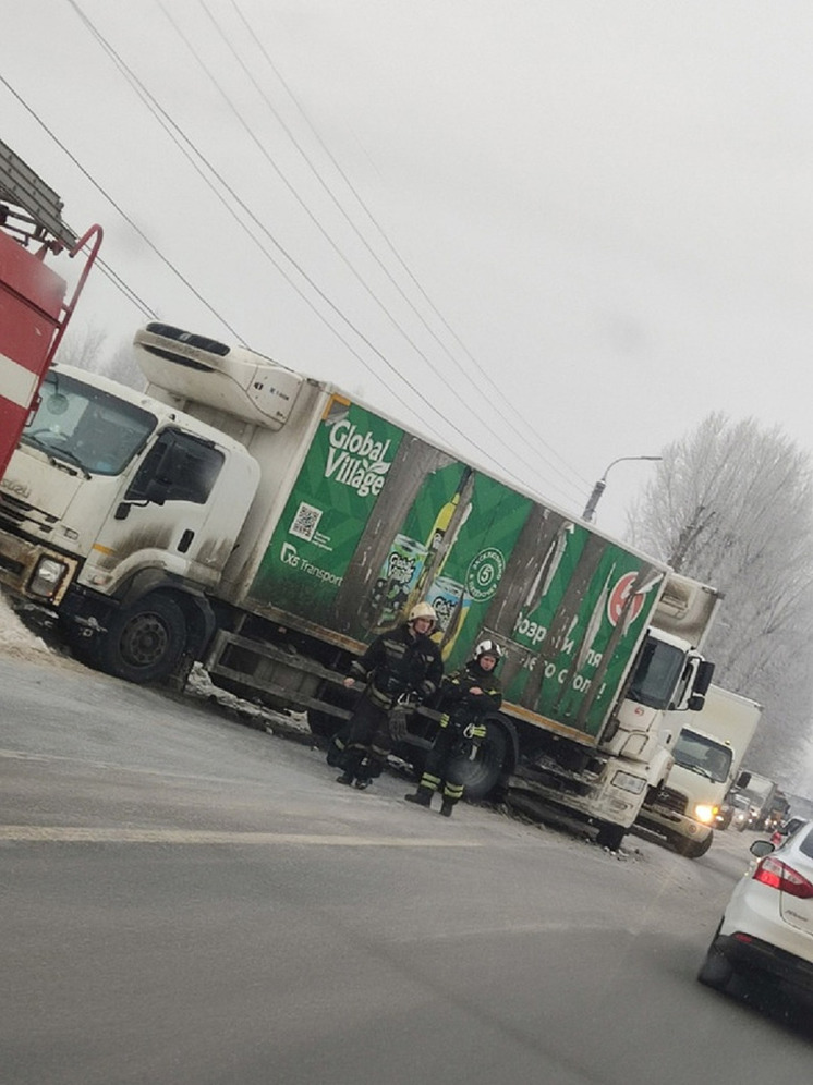 В Твери на Московском шоссе образовалась большая пробка из-за ДТП с грузовиками