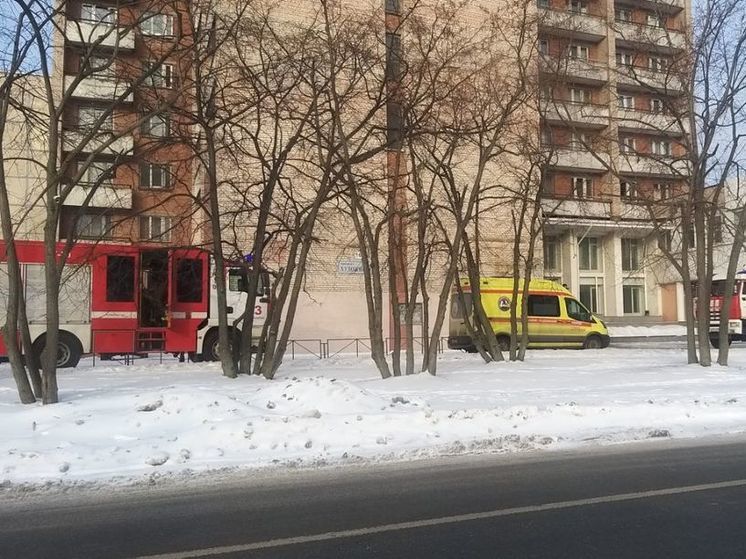 Спасатели эвакуируют людей из горящего здания консерватории в Петербурге