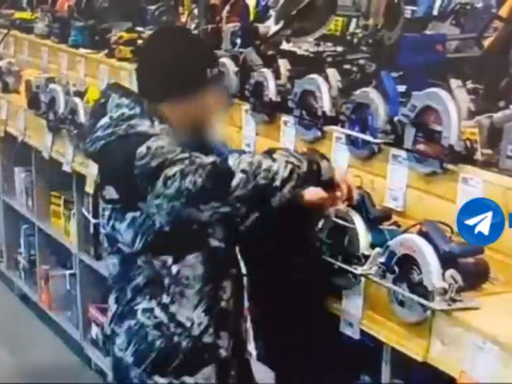 Камера видеонаблюдения зафиксировала кражу в магазине стройматериалов в Саратове