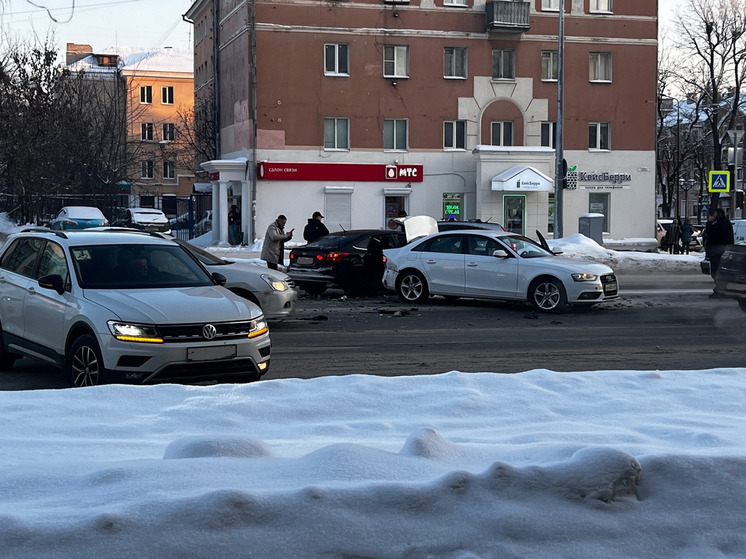 В Твери на бульваре Радищева рядом с умным светофором снова ДТП: пострадали 4 авто