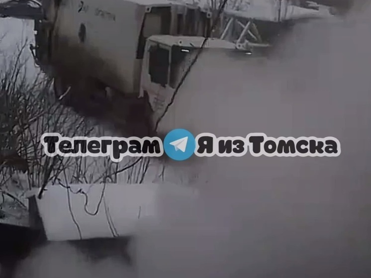 Мусоровоз повредил теплотрассу в Томске