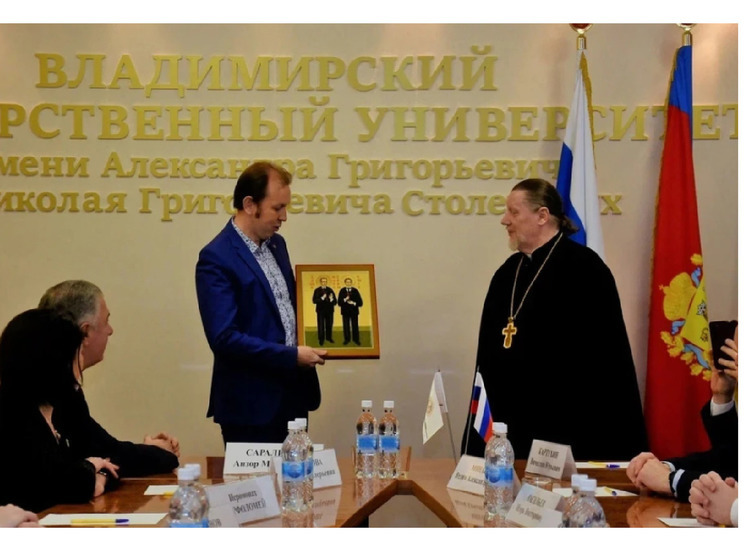 Владимирскому государственному университету подарили икону покровителей юристов
