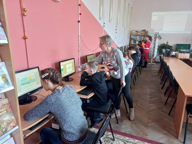  Юных воспитанников Смоленского центра «Вишенки» обучают работе на компьютерах