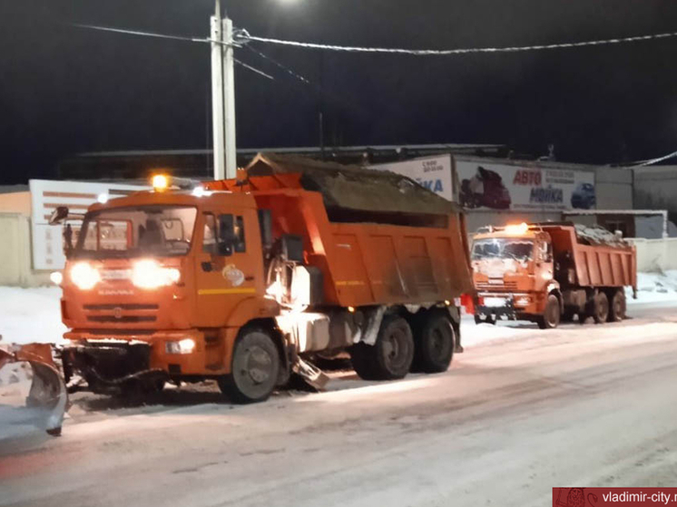 Ярославцы жалуются, что во время уборки дорог грязный снег летит на тротуар
