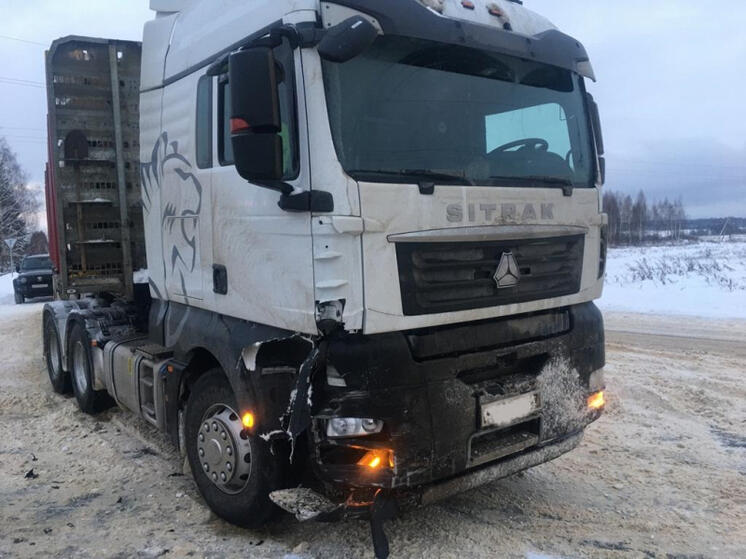 В Духовщине водитель «Логана» протаранил два большегруза