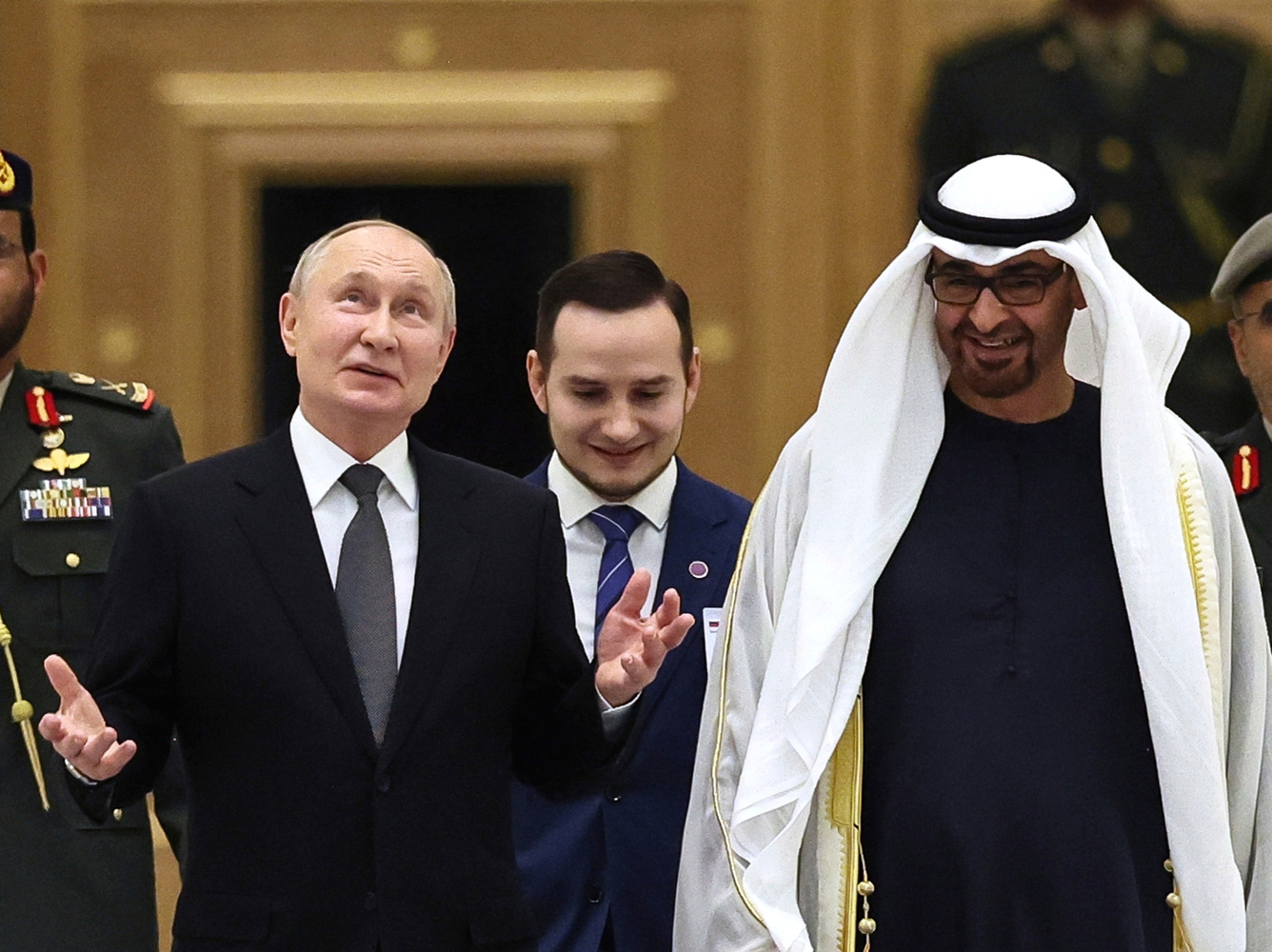 Путин отправился на Ближний Восток: триколор в ОАЭ, снял пиджак в Эр-Рияде