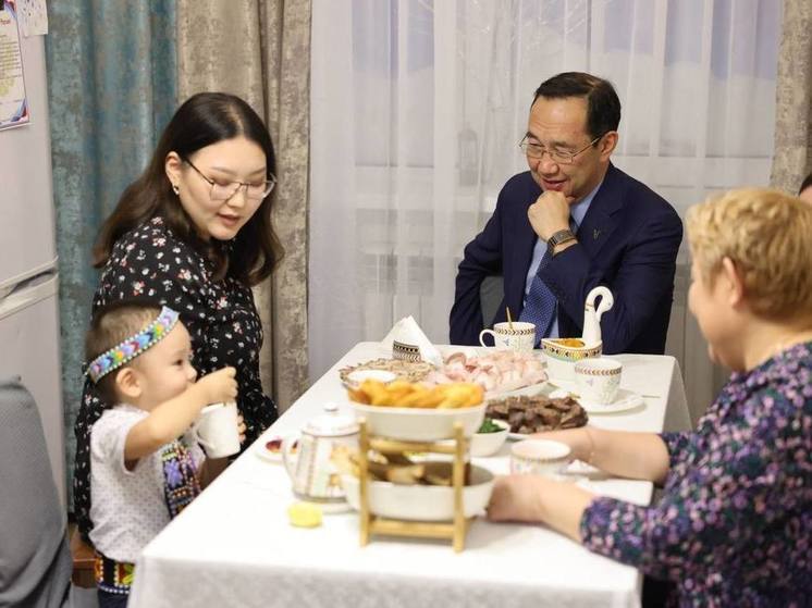 Глава Якутии встретился с семьей военнослужащего в Саскылахе
