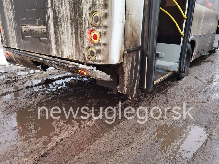 Водитель Toyota Mark 2 врезался в автобус на Сахалине