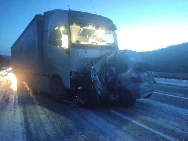 Водитель Honda Fit погиб в ДТП с фурой Volvo на трассе в Забайкалье