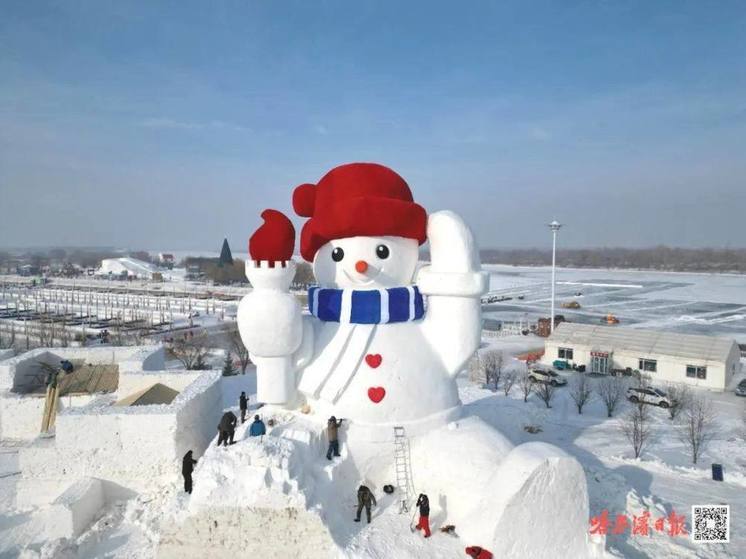 Хабаровчан приглашают посмотреть на 20-метрового снеговика на берегу Сунгари в Харбине