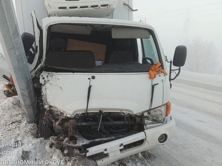 В Новом Уренгое грузовой фургон снес столб: двое пострадали