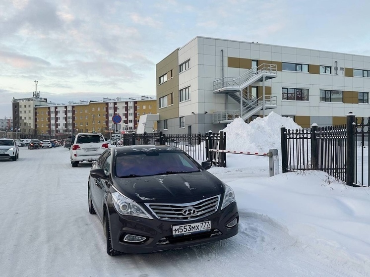 В Новом Уренгое горе-парковщики перекрыли выезд для машин скорой помощи