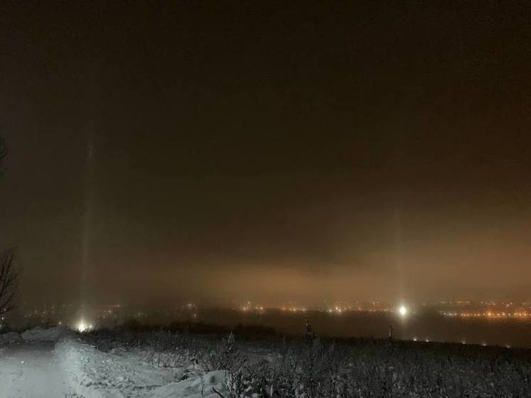 В ночном небе Подмосковья жители области заметили световые столбы