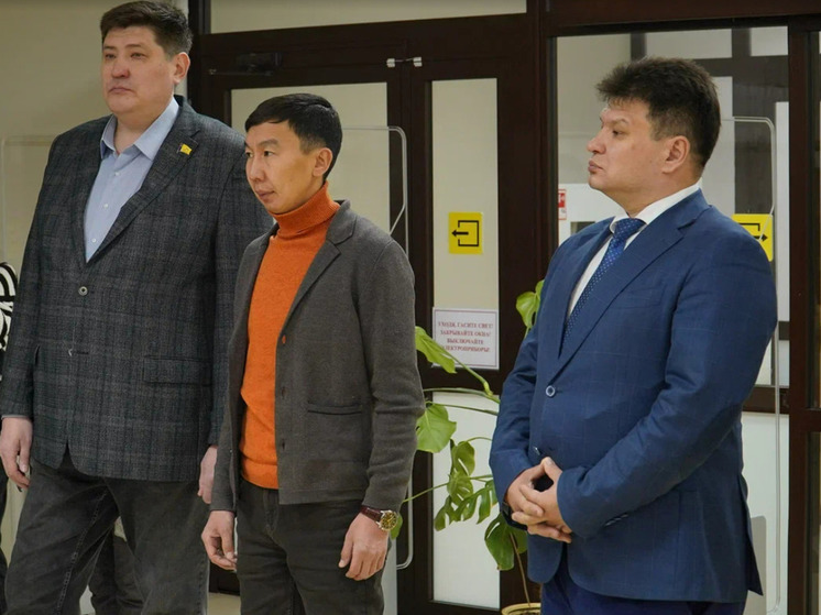 Для депутатов Горсовета Улан-Удэ провели экскурсию по Нацбиблиотеке Бурятии