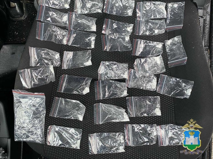 В Орле у двух мужчин изъяли более 100 пакетиков с наркотиками