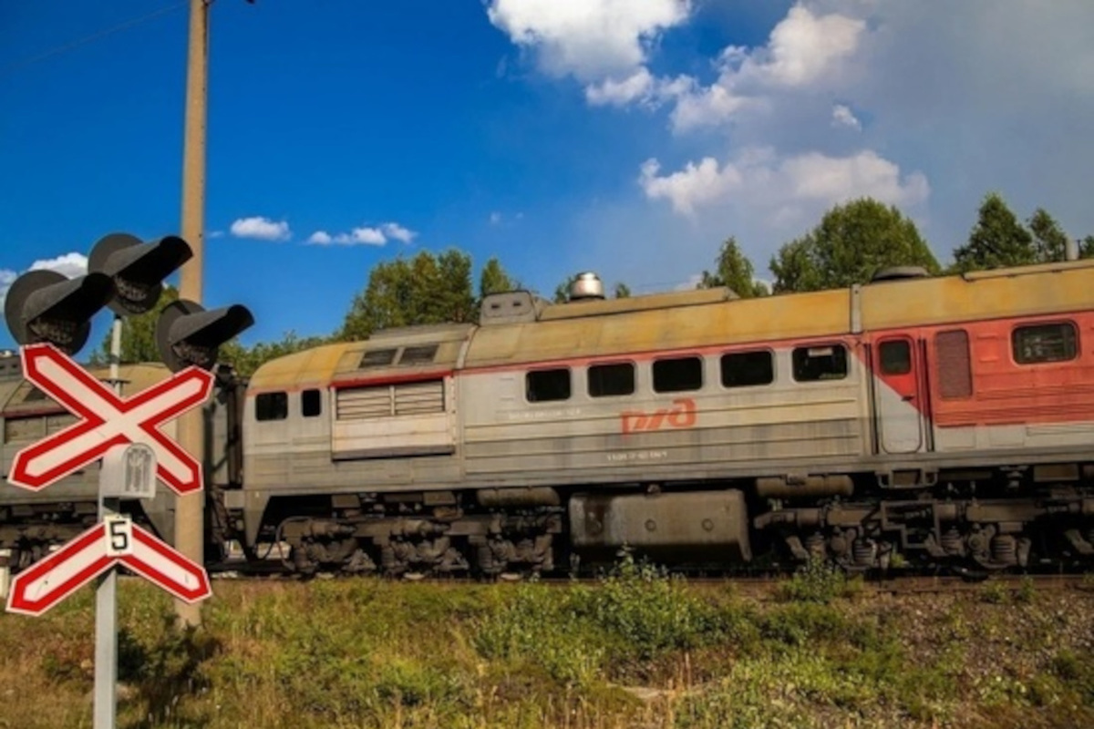 Автомобиль столкнулся с поездом в Карелии