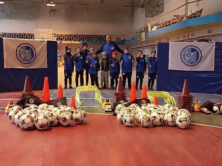 ДЮСШ Токмака получила инвентарь для футбола от Команды Президента