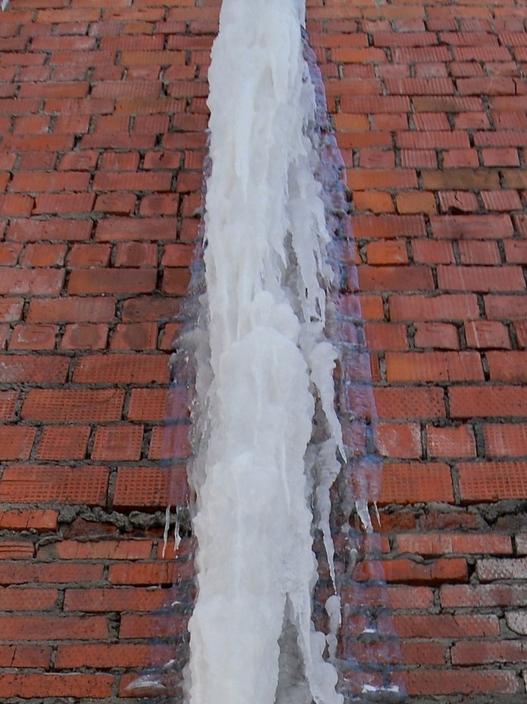 В Люберцах на доме выросла гигантская сосулька