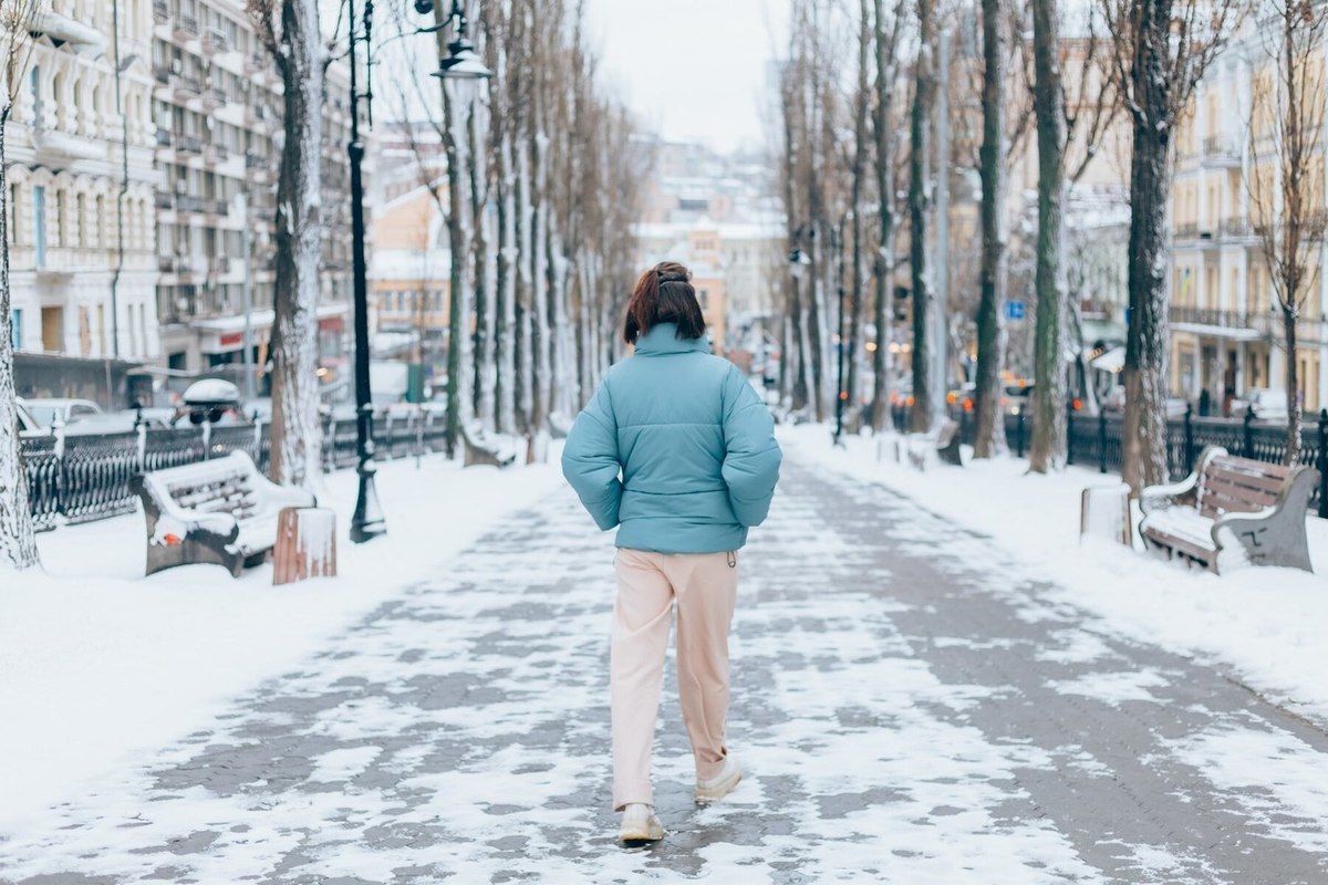 Moscow cold. Сугробы в Москве. Первый снег летом. Снег в сентябре. Первый снег 2018 Владивосток.